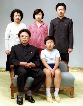 Taková normální rodinka: Na snímku z roku 1981 sedí Kim Čong-il se svým nejmladším synem Kim Čong-unem, za nimi stojí zleva Kim Čong-unova matka, teta Kim Kjong-hi a její choť Čang Song-tchek.  