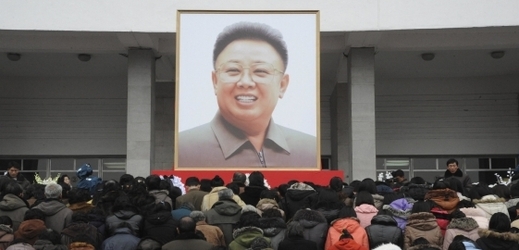 Čína, která je hlavním spojencem komunistické KLDR, byla o smrti severokorejského vůdce Kim Čong-ila informována údajně již v sobotu, tedy hned v den Kimova úmrtí.