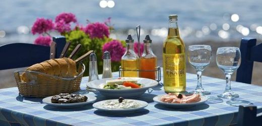 Olivový olej, ryby, zelenina a ořechy jsou prý receptem na zdravý a dlouhý život.