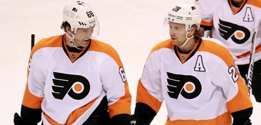 Jaromír Jágr a Claude Giroux - hvězdný tandem Flyers je opět pohromadě.