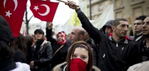 Turci protestují před francouzským parlamentem. Chtějí dál popírat genocidu.