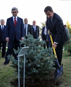 Prezident Nicolas Sarkozy se svým arménským protějškem Seržem Sargsjanem u památníku genocidy.
