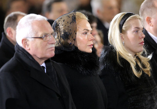 Prezident Václav Klaus a Dagmar Havlová naslouchají mši v Chrámu svatého Víta. (Foto: Lucie Pařízková)