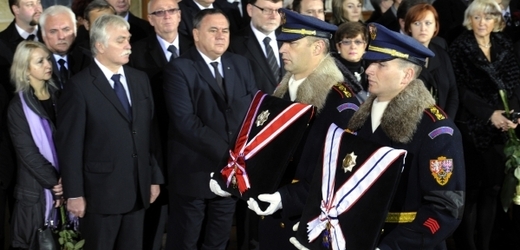 Příslušníci Hradní stráže přinášejí nejvyšší státní vyznamenání udělená Havlovi - Řád Bílého lva (vlevo) a Řád T. G. Masaryka (vpravo).