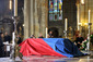 Rakev s ostatky Václava Havla přikrytá českou státní vlajkou. (Foto: Lucie Pařízková)