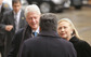 Manželé Clintonovi přijeli dát poslední sbohem bývalému prezidentovi. (Foto: Tomáš Nosil)