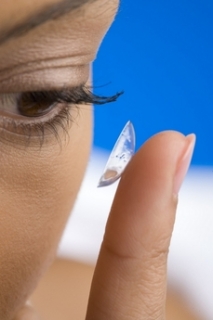 Kompaktní čočky dnes pomáhají zlepšit zrak lidem na celém světě.