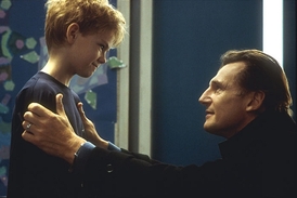...a jedna z těch nejednoznačnějších (a realističtějších): vdovec Liam Neeson a jeho synek.