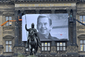 Na průčelí budovy Národního muzea v Praze umístili velkoplošný portrét zesnulého exprezidenta. (Foto: ČTK)