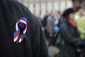 Řada lidí měla na kabátech stužky se státními barvami a také černou smuteční. (Foto: Karel Šanda)