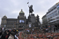 ”Pod koněm” na Václavském náměstí se stále hromadí svíčky. (Foto: ČTK)