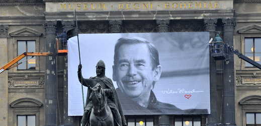 Na průčelí budovy Národního muzea v Praze umístili velkoplošný portrét zesnulého prezidenta. (Foto: ČTK)