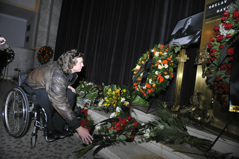 U strašnického krematoria položil květinu i herec Jan Potměšil. (Foto: ČTK)