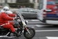 Santa projíždí na motocyklu ulicemi srbského Bělehradu, aby donesl dárky do nemocnice malým pacientům. (Foto: ČTK/AP)