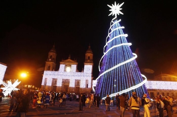 Ohromný vánoční strom se tyčí nad jedním z hlavních náměstí v kolumbijské Bogotě. (Foto: ČTK/AP)