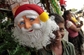 Chlapec se chystá na vánoční svátky v hlavním městě Srí Lanky, v Colombu. (Foto: ČTK/AP)