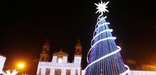 Ohromný vánoční strom se tyčí nad jedním z hlavních náměstí v kolumbijské Bogotě. (Foto: ČTK/AP)