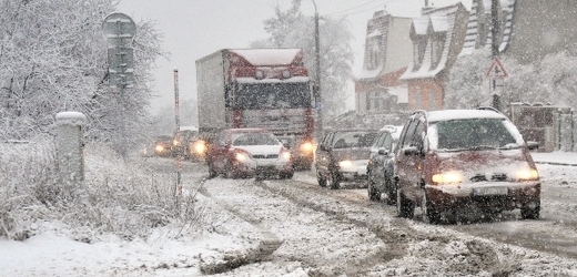 Sníh v Krušných horách potrápil řidiče (ilustrační foto).