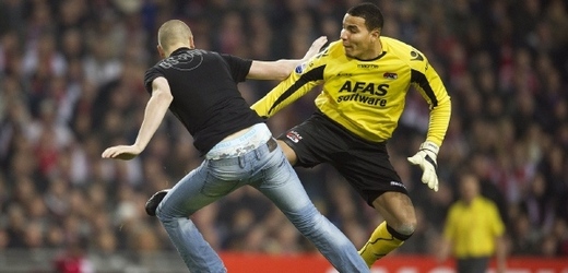 Střet fanouška Ajaxu s brankářem Alkmaaru.
