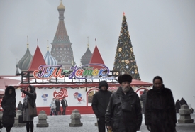Na Rudém náměstí v Moskvě je velká vánoční výstava.