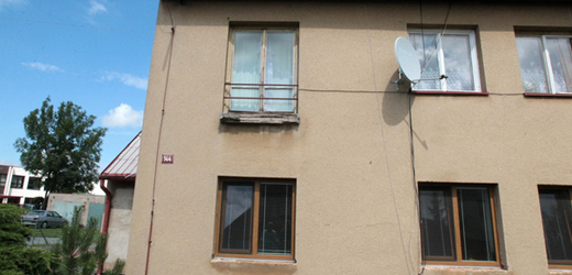 Jeden z mladíků hodil do obývacího pokoje Romů (okno vlevo nahoře) zapálenou tyč připomínající louč. 