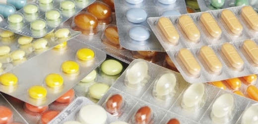 Konzumování starých léků je podle odborníků hazard se zdravím (ilustrační foto).