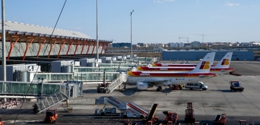 Španělská letecká společnost Iberia zrušila více než třetinu letů.