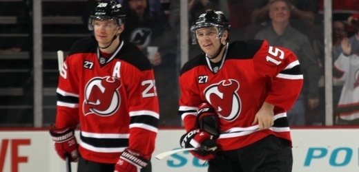 Patrik Eliáš (vlevo) s Petrem Sýkorou v dresu New Jersey znovu baví NHL. 