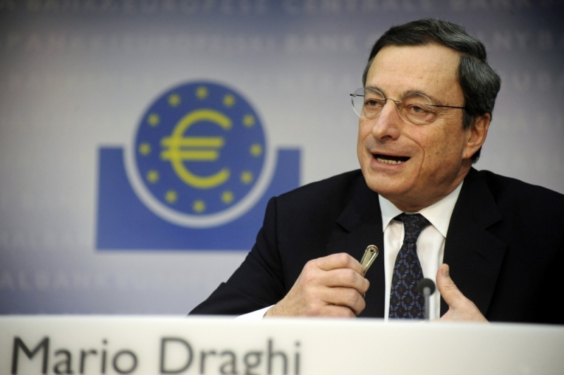 Ital Mario Draghi  (64) vystřídal začátkem listopadu v čele Evropské centrální banky Jeana-Clauda Tricheta. Uvedl se hned při prvním jednání, kdy ECB překvapě snížila základní úrokové sazby na 1,25 procenta. Podle analytiků se Draghi v úřadu zaměří spíše než na udržování nízké inflační míry a lepší zvládání výkyvů na trzích. ECB by také mohla častěji operovat s úroky a přístup banky by mohl být na rozdíl od minulosti aktivnější. Draghi přišel do ECB z postu guvernéra italské centrální banky, které vládl od roku 2006. Cestu k funkci mu otevřelo stažení kandidatury německého favorita Axela Webera, který nesouhlasil s dalším nakupováním evropských dluhopisů.