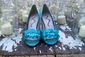 Tori Spellingová předvádí pár bot, které si vzala na svatbu svého kamaráda. "Koukněte na ty barvy a na ty krásné perly," napsala na Twitter jedna z tváří známého seriálu Beverly Hills 90210.