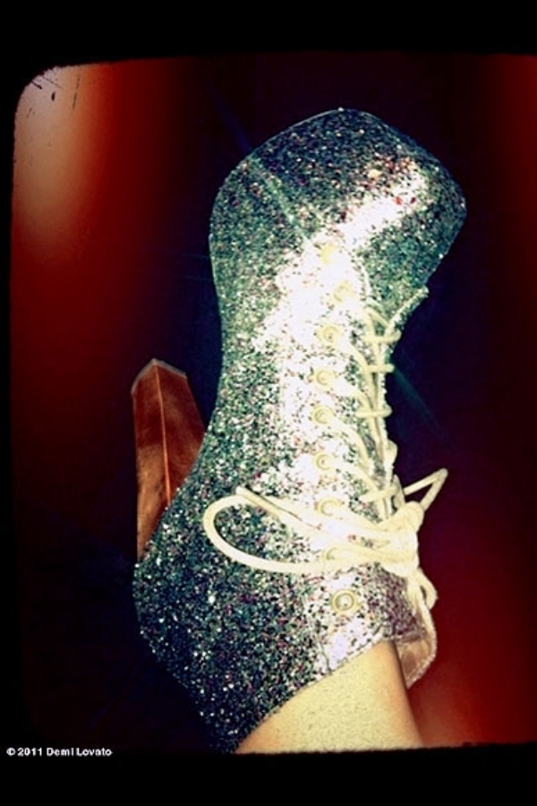 Herečka Demi Lovatová a její designérské botičky, které vynikají robustní platformou a leskem.
