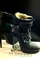 Poté co si Victoria Beckhamová pořídila tuto luxusní obuv, napsala ihned na Twitter. "Miluju své nové boty a značku Burberry!"