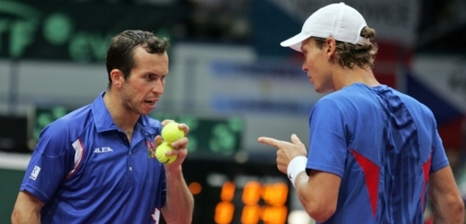 Využijí Radek Štěpánek (vlevo) a Tomáš Berdych oslabené konkurence k úspěchu v Davis Cupu?