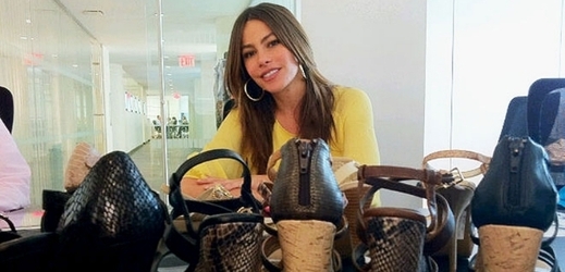 "Chovám se jako zazobaná hvězda," napsala do diskuse k botám na sociální síti Twitter herečka Sofia Vergaraová, která si prý kupuje botičky několikrát týdně.