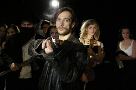 Nikolu v nové verzi Balady pro banditu hraje i z obrazovky populární Jan Zadražil.