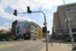 Revoluční ulice, jeden z nejvýznamnějších pražských bulvárů, se řadu let natáčí k Vltavě nedůstojně: slepou štítovou zdí. Místo výstavní budovy, jaké obvykle hlavní městské třídy zakončují, tu zejí nevzhledné zdi, které slouží zejména jako reklamní nosič.
