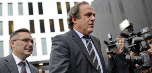 Prezident UEFA Michel Platini (vpravo).