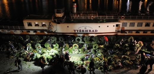 Dobrovolníci naskládali tisíce květin na ponton.