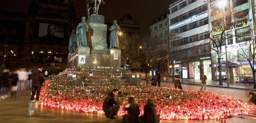 Lidé položili na Václavském náměstí tisíce svíček.