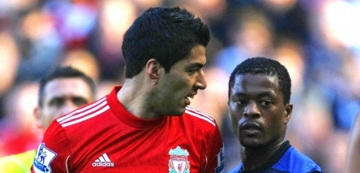 Luis Suárez (vlevo) v hádce s Patricem Evrou, během které ho sedmkrát rasisticky urazil.