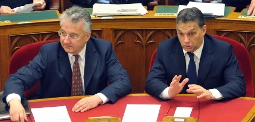 Kritikové se obávají, že funkcionáři premiéra Viktora Orbána (vpravo) by mohli výrazně omezit svobodu rozhodování příští vlády, která by mohla přijít po té současné.
