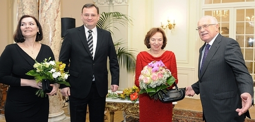 Václav Klaus (vpravo) s chotí Livií a Petr Nečas s manželkou Radkou při setkání v Lánech.