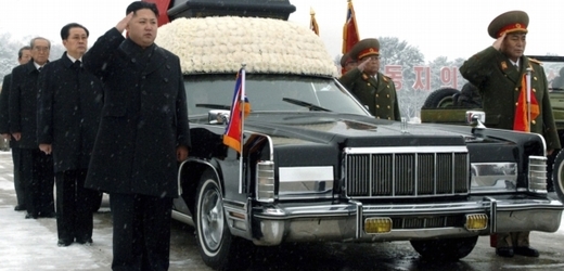Lincoln Continental vezl rakev s korejským vůdcem Kim Čong-ilem. 