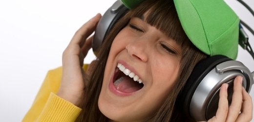 Hlasité poslouchání hudby ničí sluch pomalu, lidé si toho zprvu nemusí ani všimnout.