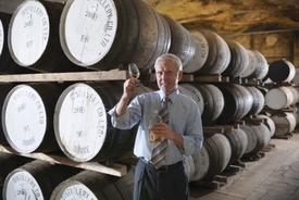 Při koupi whisky je důležité dbát na jejího výrobce a správnou etiketu. I v tomto odvětví se už objevily padělky.