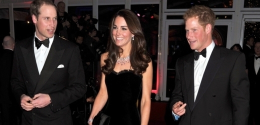 Zleva princ William, vévodkyně Kate a princ Harry těsně před vánočními svátky.