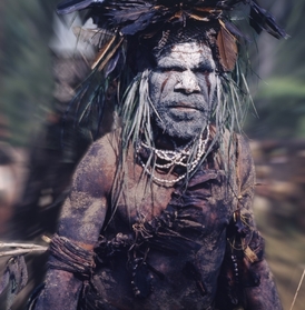 Papuánský šaman.