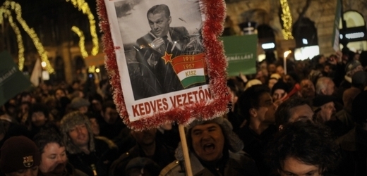 Desetitisíce Maďarů protestovaly proti nové ústavě.