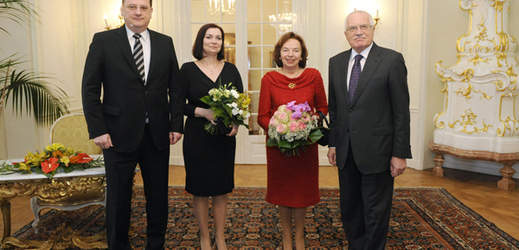 Premiér Nečas a prezident Klaus se i s manželkami setkali u nvoročního oběda.