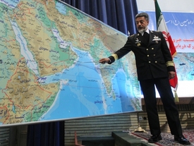 Velitel íránského námořnictva Habibulláh Sajárí ukazuje na mapě plán vojenských cvičeníu Hormuzského průlivu.